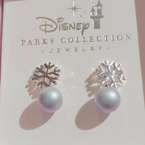 DISNEY PARKS SNOWFLAKE PEARL STUD EARRINGS - Picture 3 of 4
